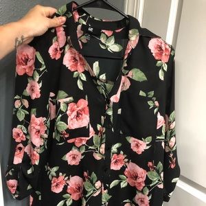 Women’s button down shirt. Medium 100% Polyester